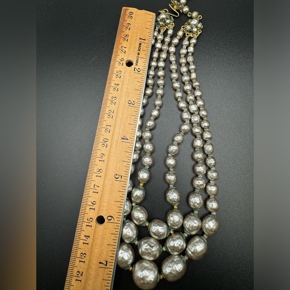 Vintage signed MIRIAM HASKELL Pearls Three Strand Necklace 13'' with 2.5“ extend - Picture 7 of 16